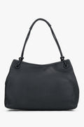Frontale Ansicht der schwarzen Damen-Schultertasche aus mattem Glattleder mit geknoteten Trägern