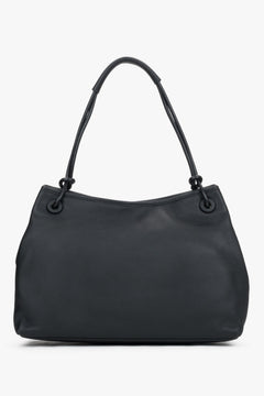 Frontale Ansicht der schwarzen Damen-Schultertasche aus mattem Glattleder mit geknoteten Trägern
