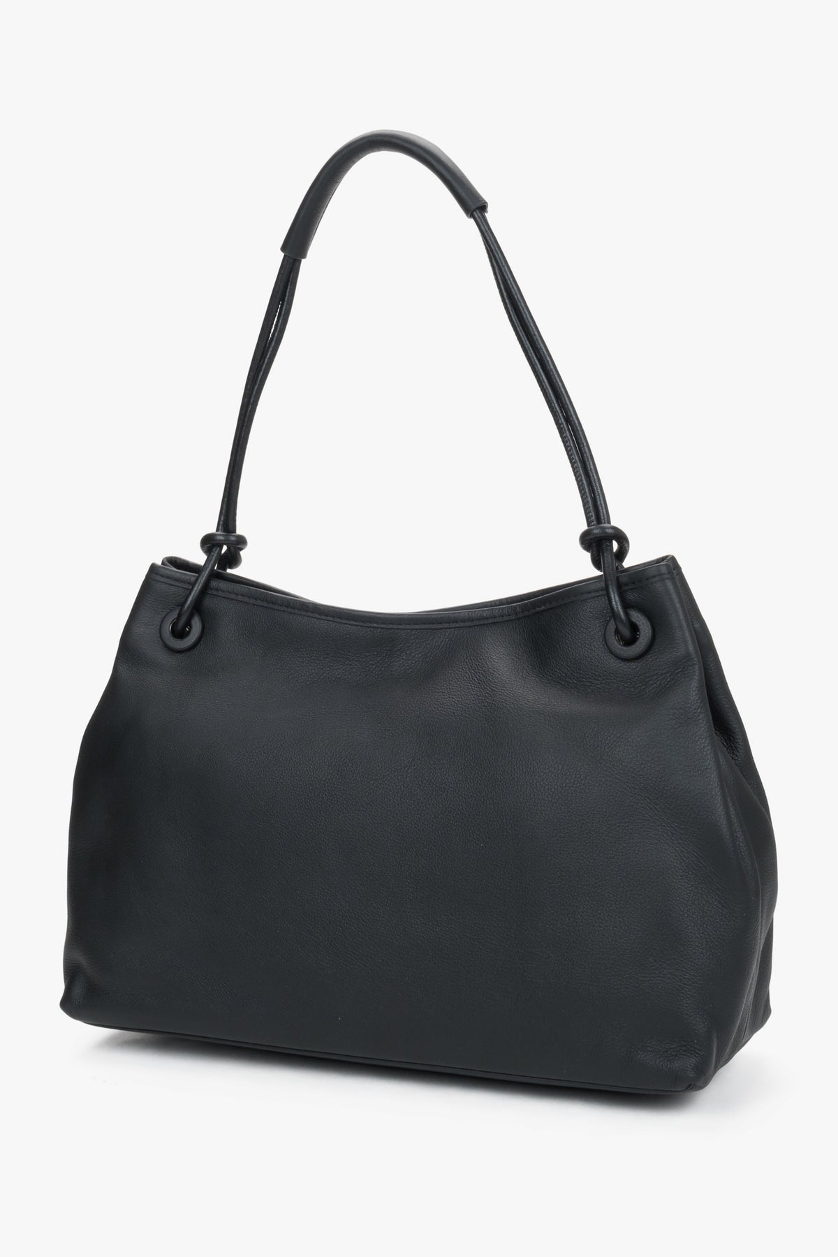 Schräge Seitenansicht der weichen, schwarzen Ledertasche mit eleganten, schmalen Riemen