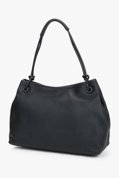 Schräge Seitenansicht der weichen, schwarzen Ledertasche mit eleganten, schmalen Riemen
