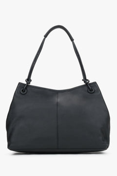 Rückansicht der formschönen schwarzen Schultertasche im minimalistischen Design
