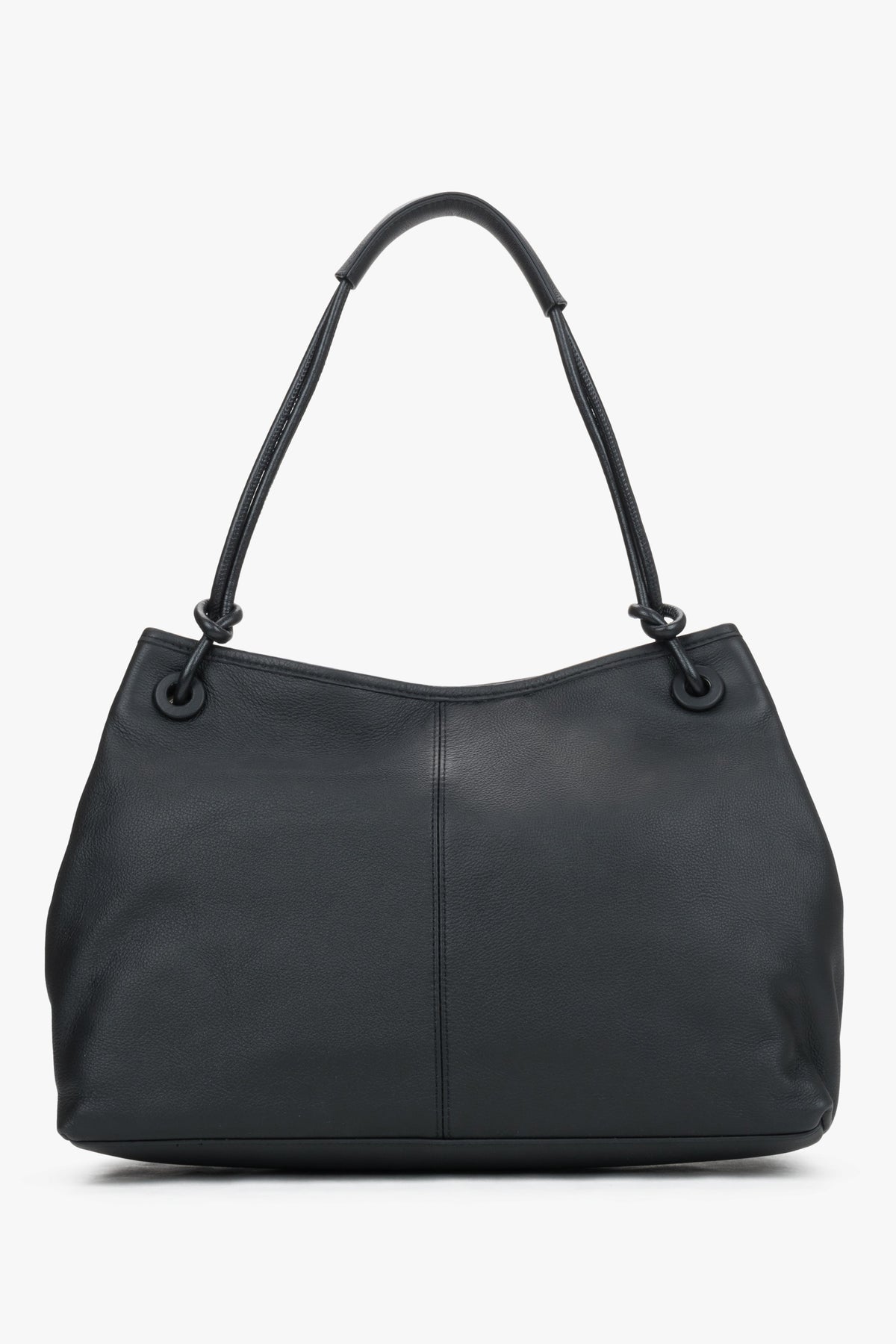 Rückansicht der formschönen schwarzen Schultertasche im minimalistischen Design