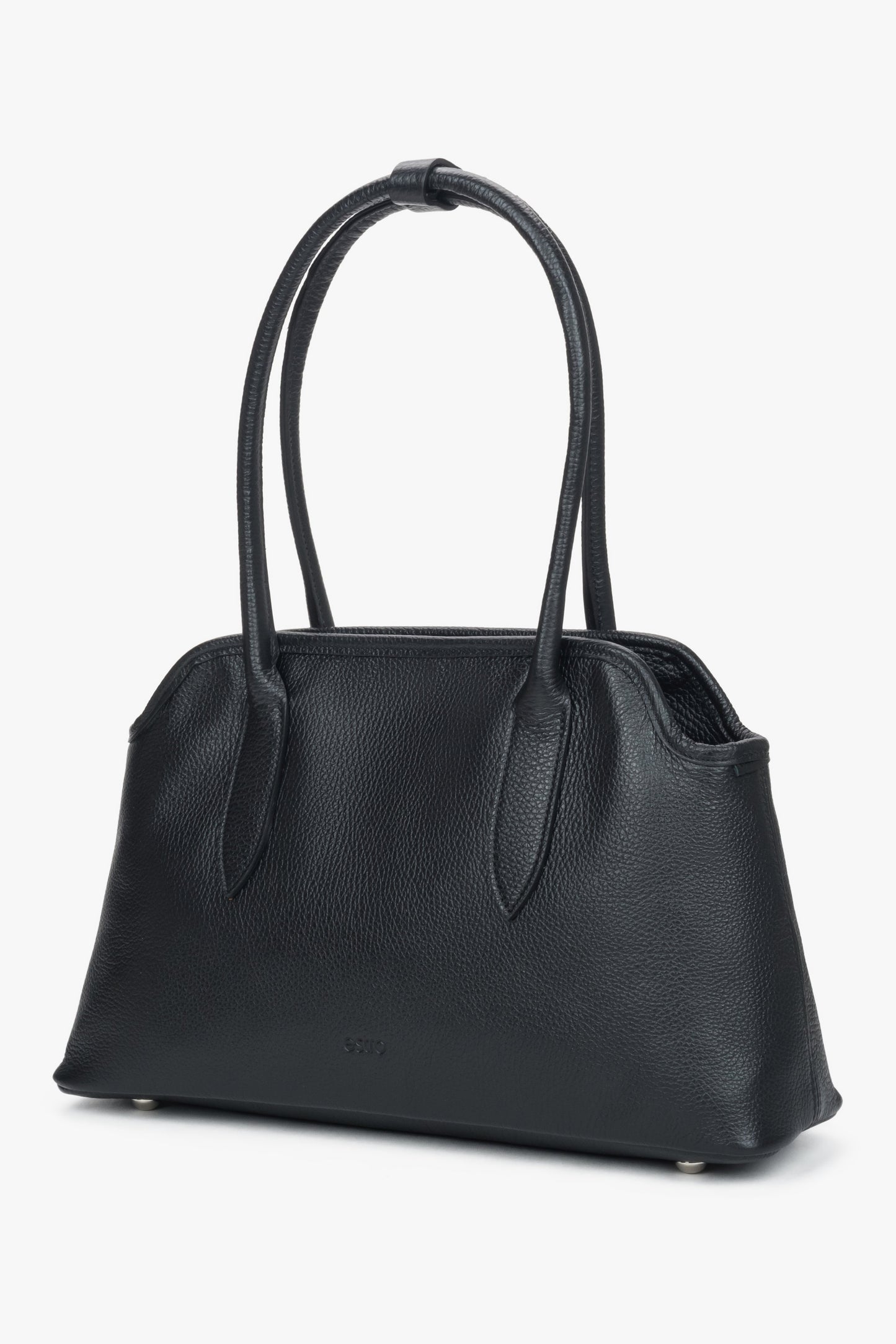 Schrägansicht der schwarzen Schultertasche aus italienischem Premium-Leder