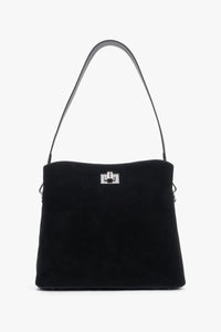 Frontalansicht der schwarzen Damen-Schultertasche aus echtem Veloursleder von Estro mit silbernem Drehverschluss
