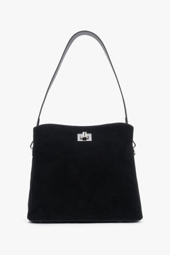 Frontalansicht der schwarzen Damen-Schultertasche aus echtem Veloursleder von Estro mit silbernem Drehverschluss