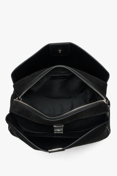 Blick in das Innere der schwarzen Schultertasche mit drei Fächern und mittigem Reißverschluss