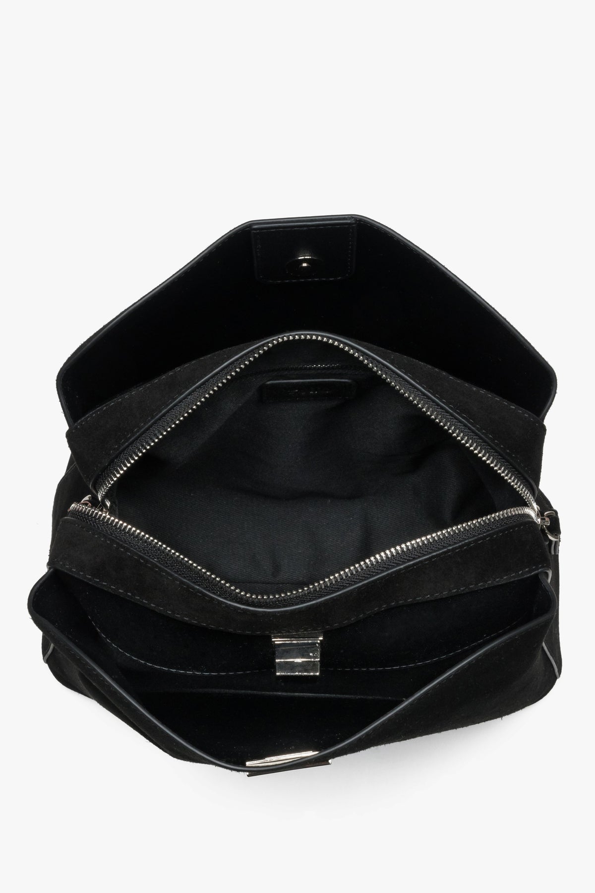 Blick in das Innere der schwarzen Schultertasche mit drei Fächern und mittigem Reißverschluss