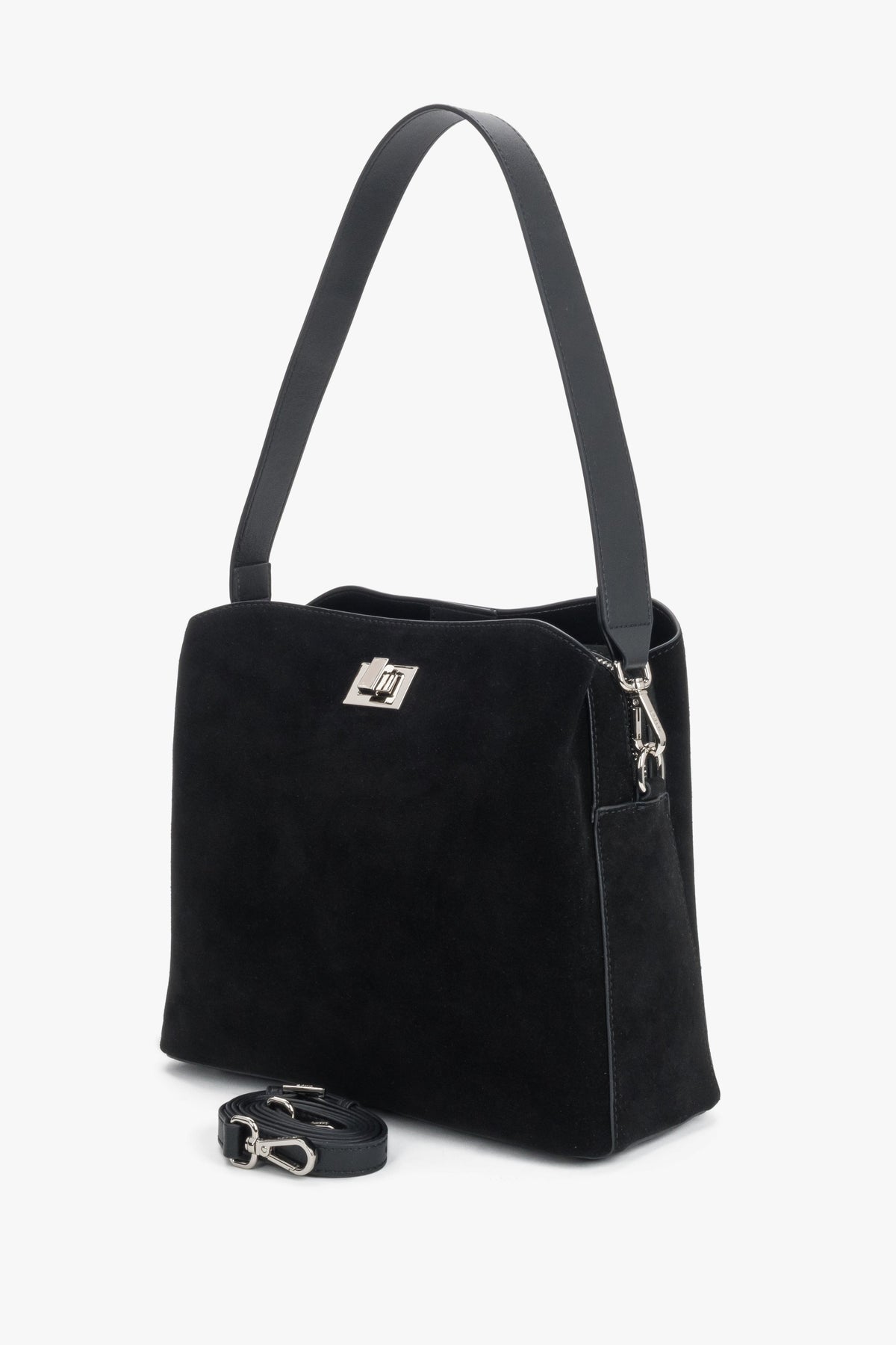 Diagonale Seitenansicht der schwarzen Velours-Ledertasche mit angebrachtem Schulterriemen