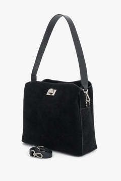 Diagonale Seitenansicht der schwarzen Velours-Ledertasche mit angebrachtem Schulterriemen
