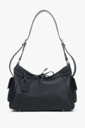 Frontalansicht der eleganten schwarzen Damen-Schultertasche aus sehr weichem Echtleder.