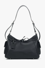 Frontalansicht der eleganten schwarzen Damen-Schultertasche aus sehr weichem Echtleder.