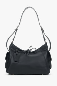 Frontalansicht der eleganten schwarzen Damen-Schultertasche aus sehr weichem Echtleder.