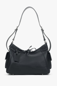 Frontalansicht der eleganten schwarzen Damen-Schultertasche aus sehr weichem Echtleder.
