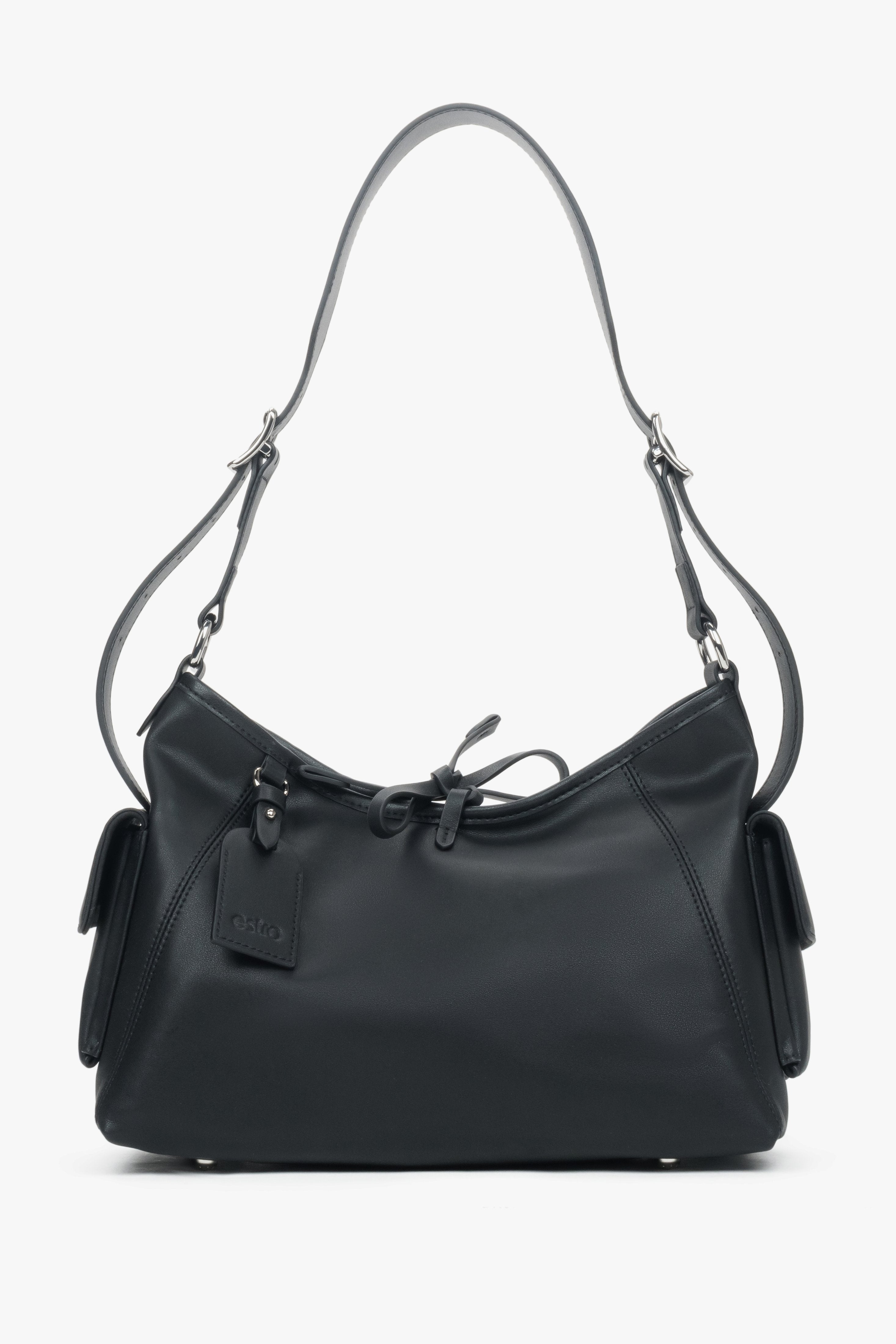 Frontalansicht der eleganten schwarzen Damen-Schultertasche aus sehr weichem Echtleder.