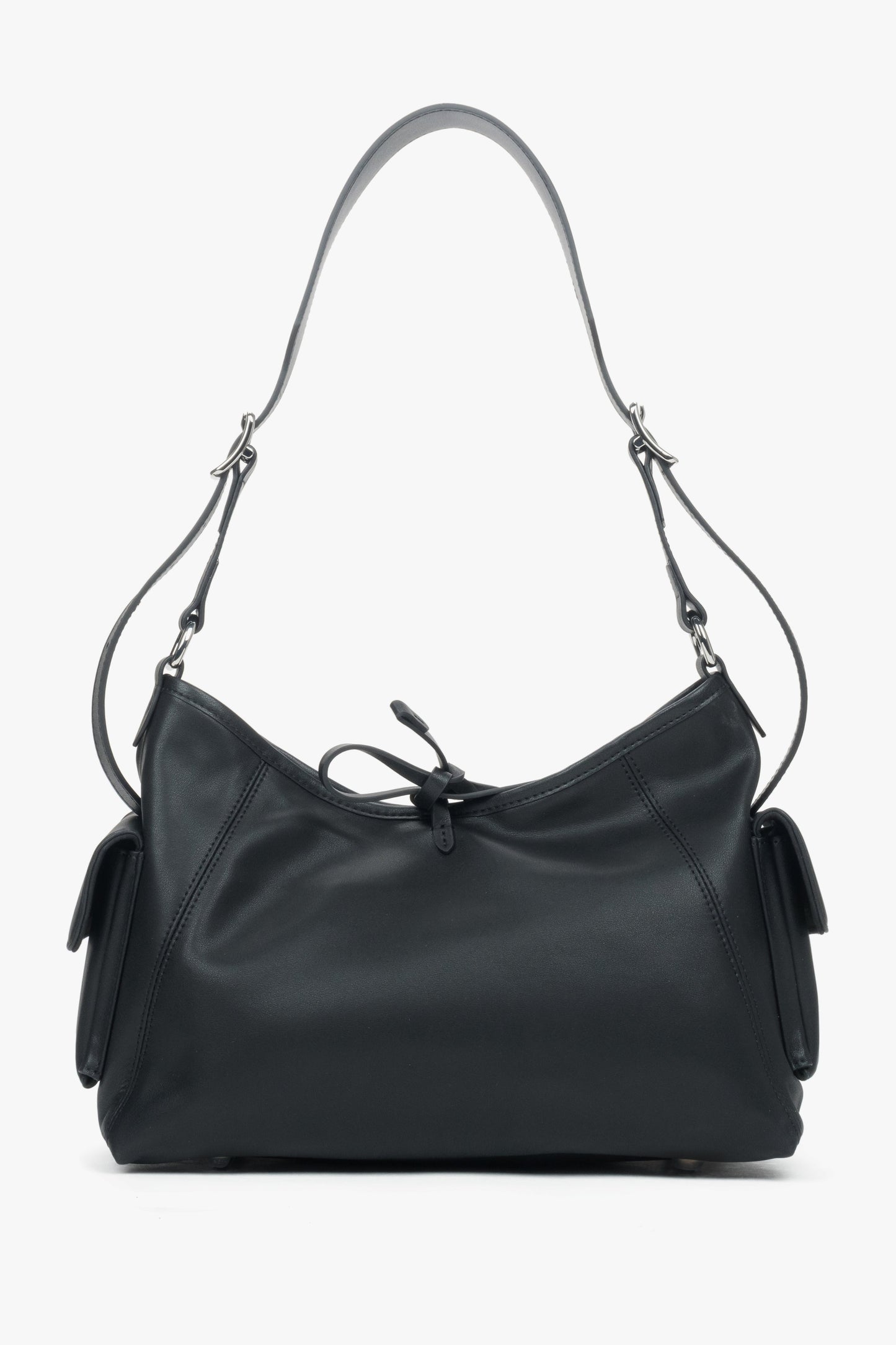 Ansicht der kompakten Ledertasche, die den praktischen Pin an den Henkeln zeigt.