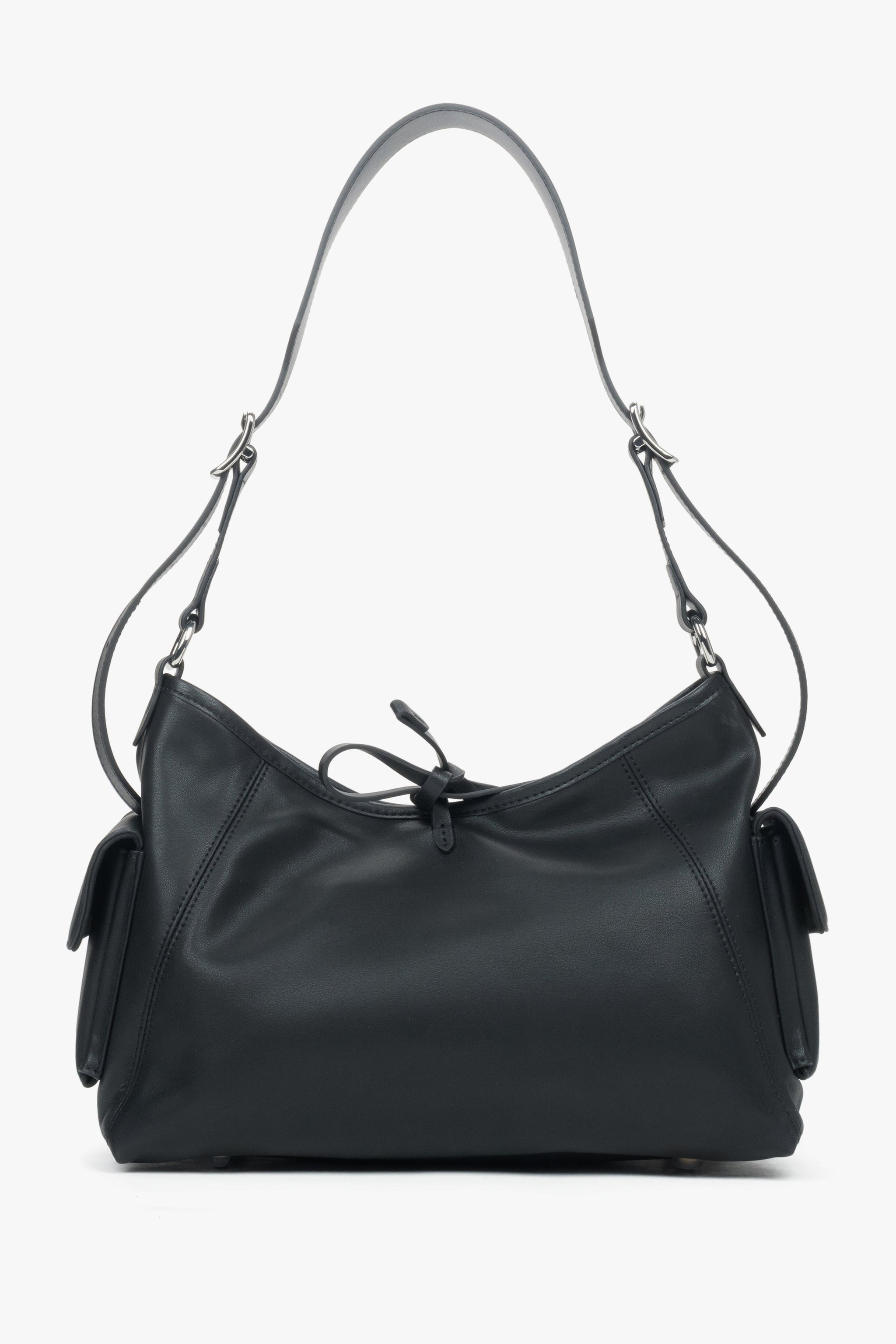 Ansicht der kompakten Ledertasche, die den praktischen Pin an den Henkeln zeigt.