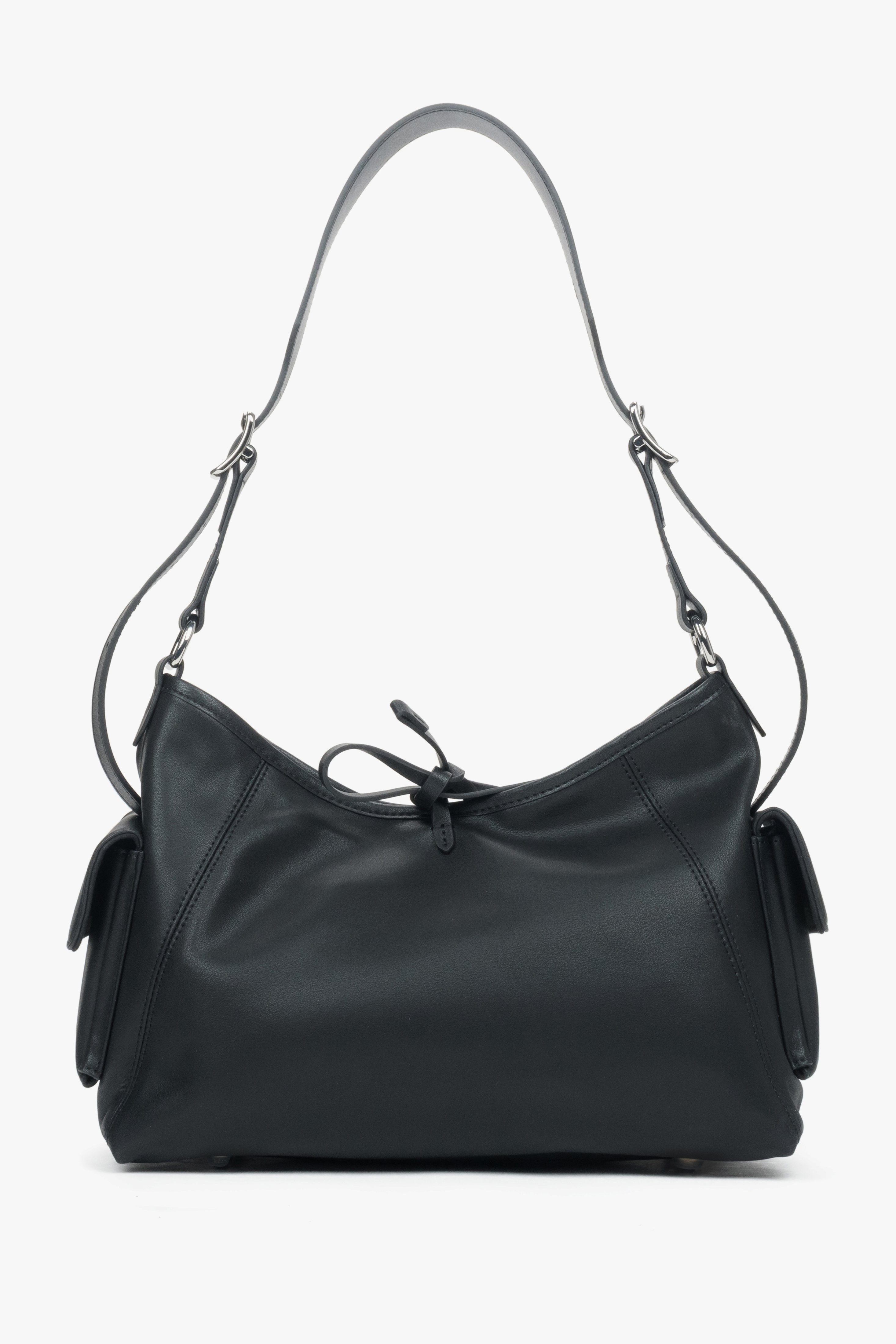 Ansicht der kompakten Ledertasche, die den praktischen Pin an den Henkeln zeigt.