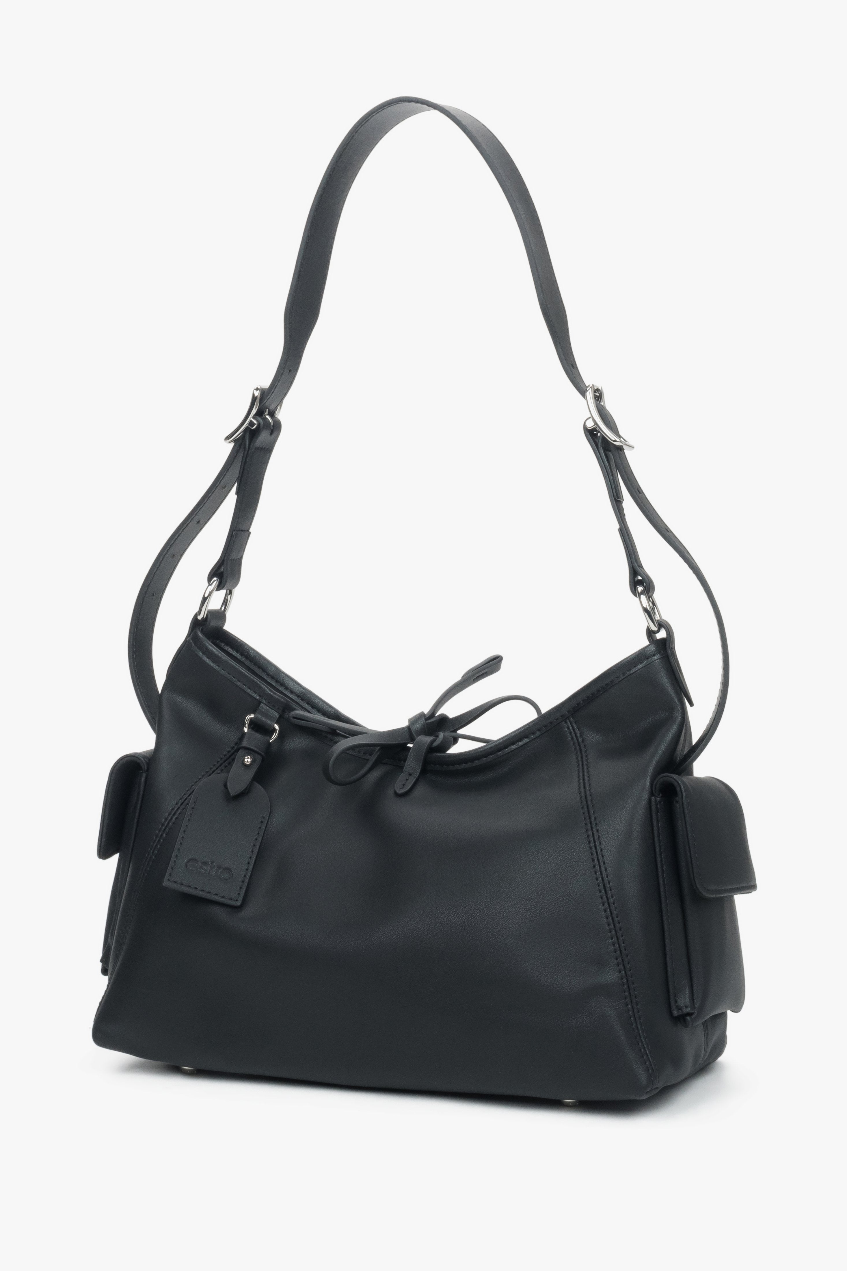Schräge Ansicht der kompakten Ledertasche, die den praktischen Pin an den Henkeln zeigt.