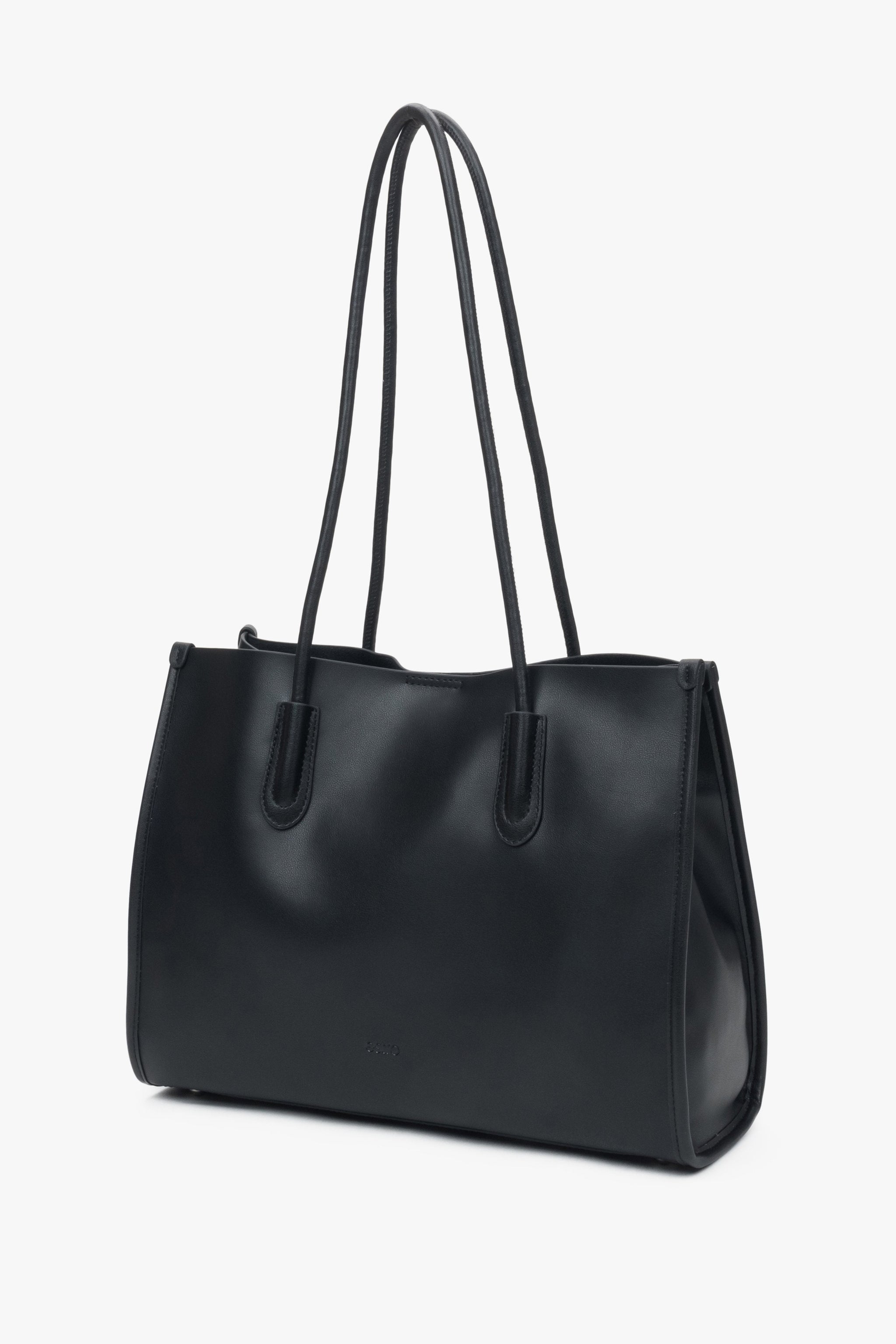 Schrägansicht der Leder-Shopper-Tasche, die das minimalistische Design und das geschmeidige Material betont 