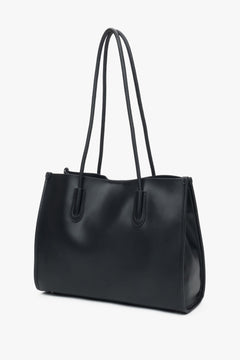 Schrägansicht der Leder-Shopper-Tasche, die das minimalistische Design und das geschmeidige Material betont 