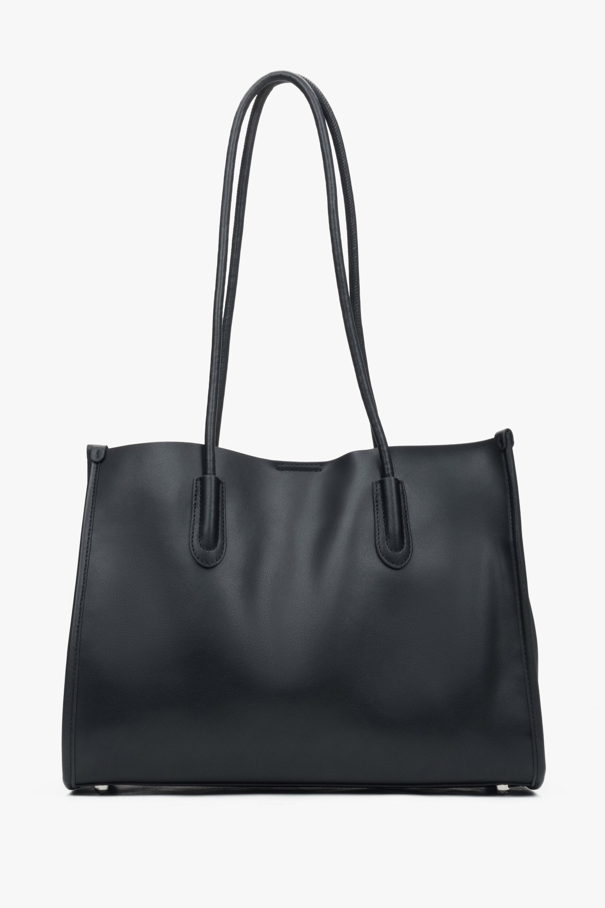 Direkte Frontansicht der schwarzen Leder-Shopper-Tasche mit Fokus auf die glatte Textur und die eleganten Trageriemen