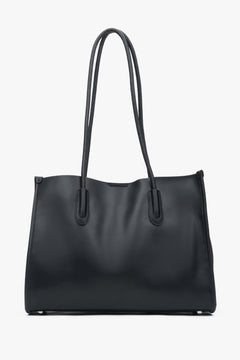Direkte Frontansicht der schwarzen Leder-Shopper-Tasche mit Fokus auf die glatte Textur und die eleganten Trageriemen