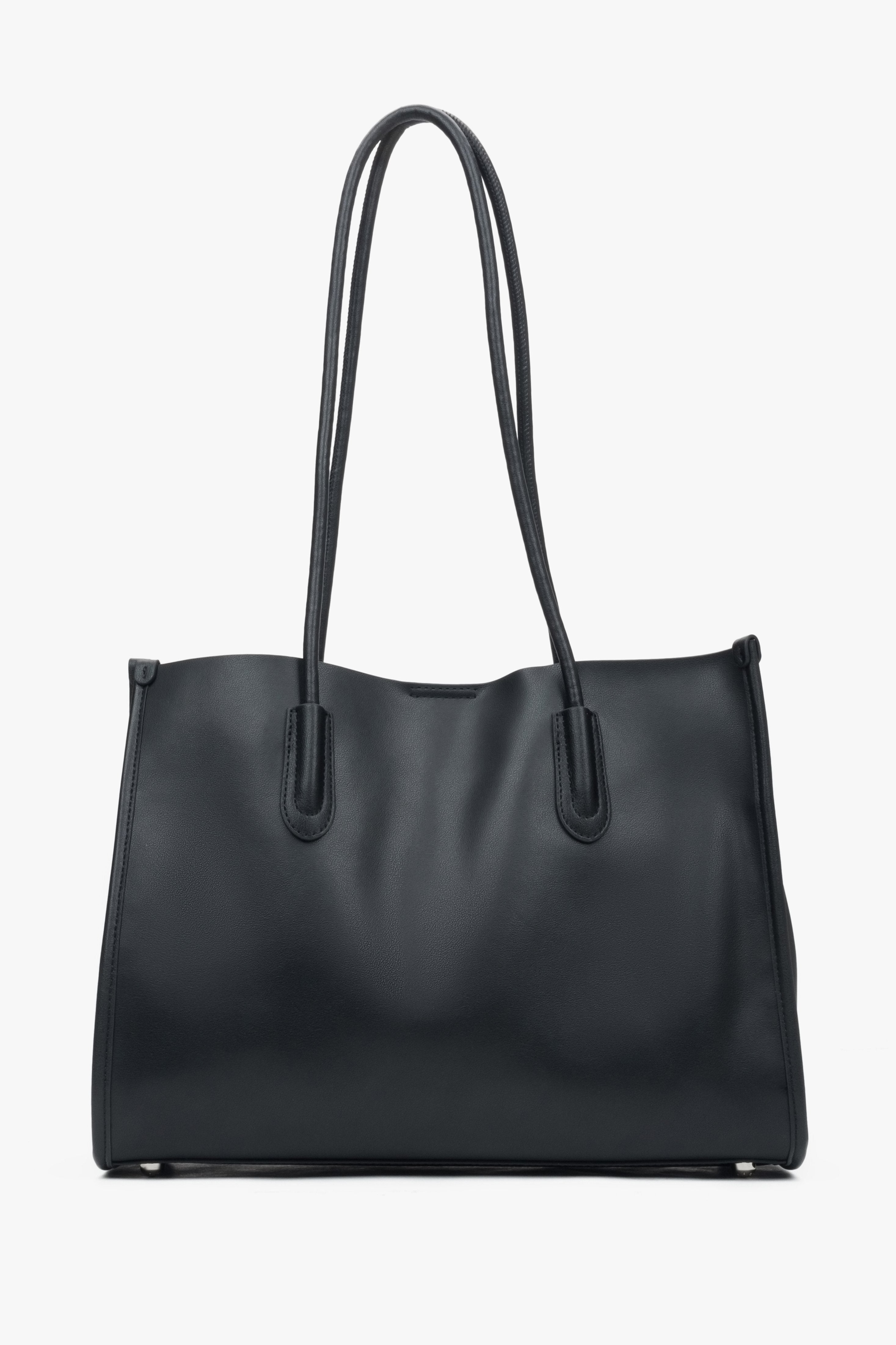 Direkte Frontansicht der schwarzen Leder-Shopper-Tasche mit Fokus auf die glatte Textur und die eleganten Trageriemen