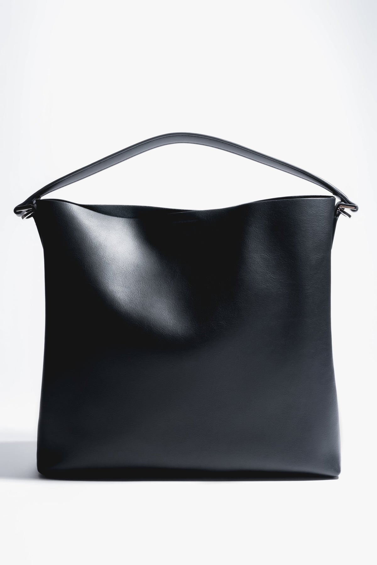 Frontale Ansicht der minimalistischen schwarzen Leder-Shopper im A4-Format