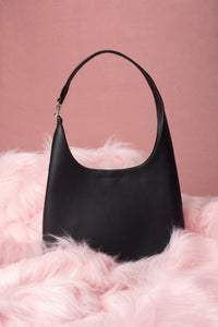Klassische schwarze Damen Shopper Tasche aus glattem Naturleder präsentiert auf weichem Untergrund.
