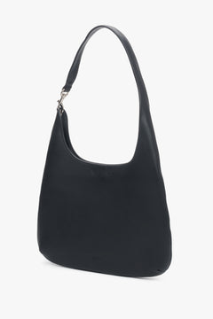 Schräge Ansicht der dunkelbraunen Damen Shopper Tasche aus glattem Naturleder.