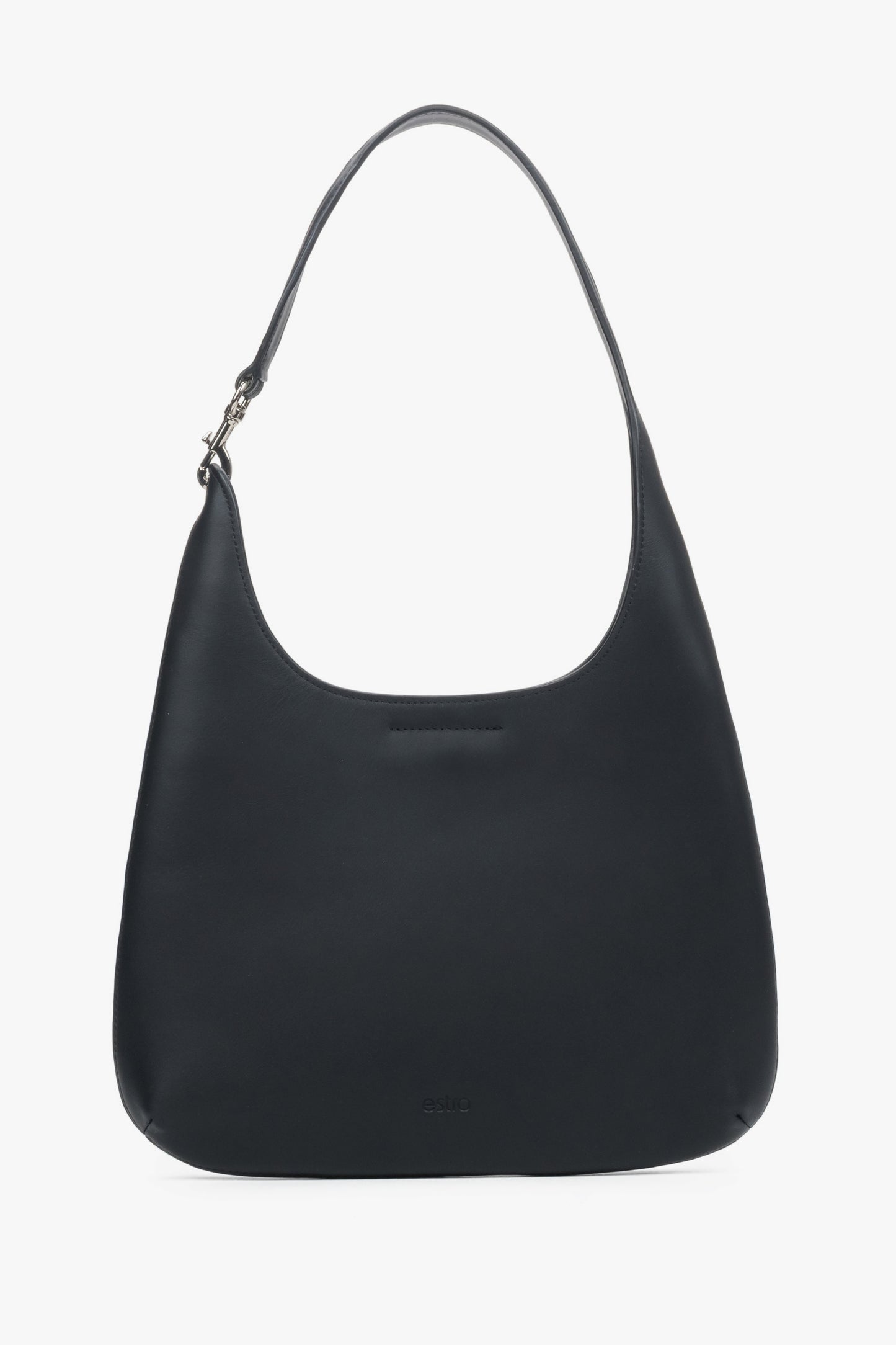 Frontalansicht der schwarzen Ledertasche zur Veranschaulichung der Form und der silbernen Details.