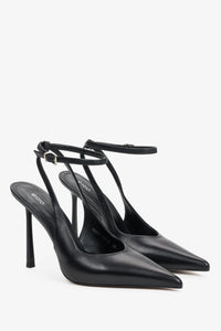 Schräge Seitenansicht der schwarzen Slingback-Pumps für Damen aus Echtleder.