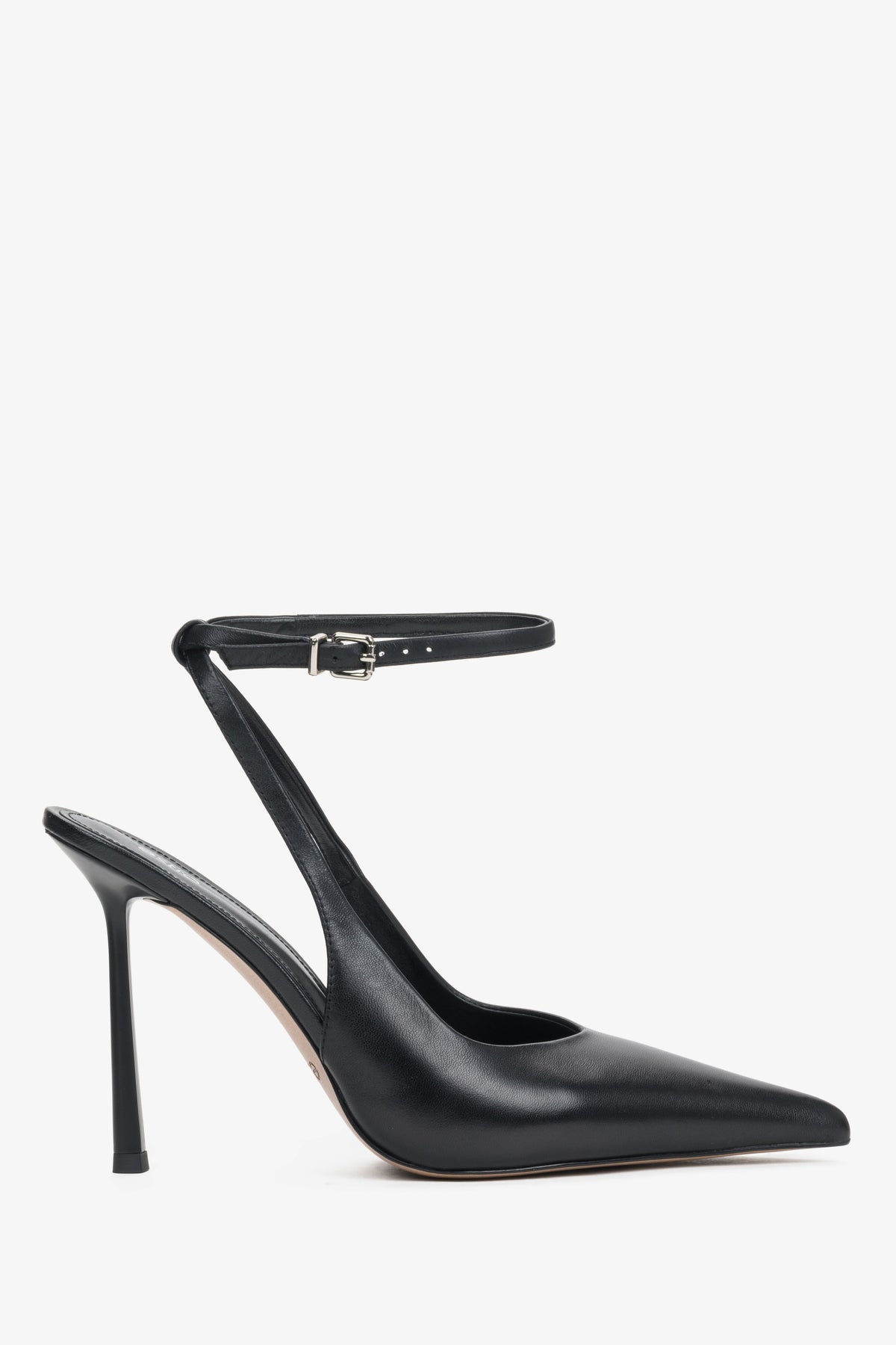 Seitenprofil der schwarzen Damen-Pumps mit 11 cm Stilettoabsatz und Knöchelriemen.