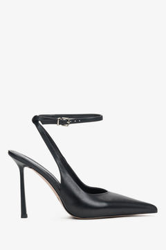 Seitenprofil der schwarzen Damen-Pumps mit 11 cm Stilettoabsatz und Knöchelriemen.
