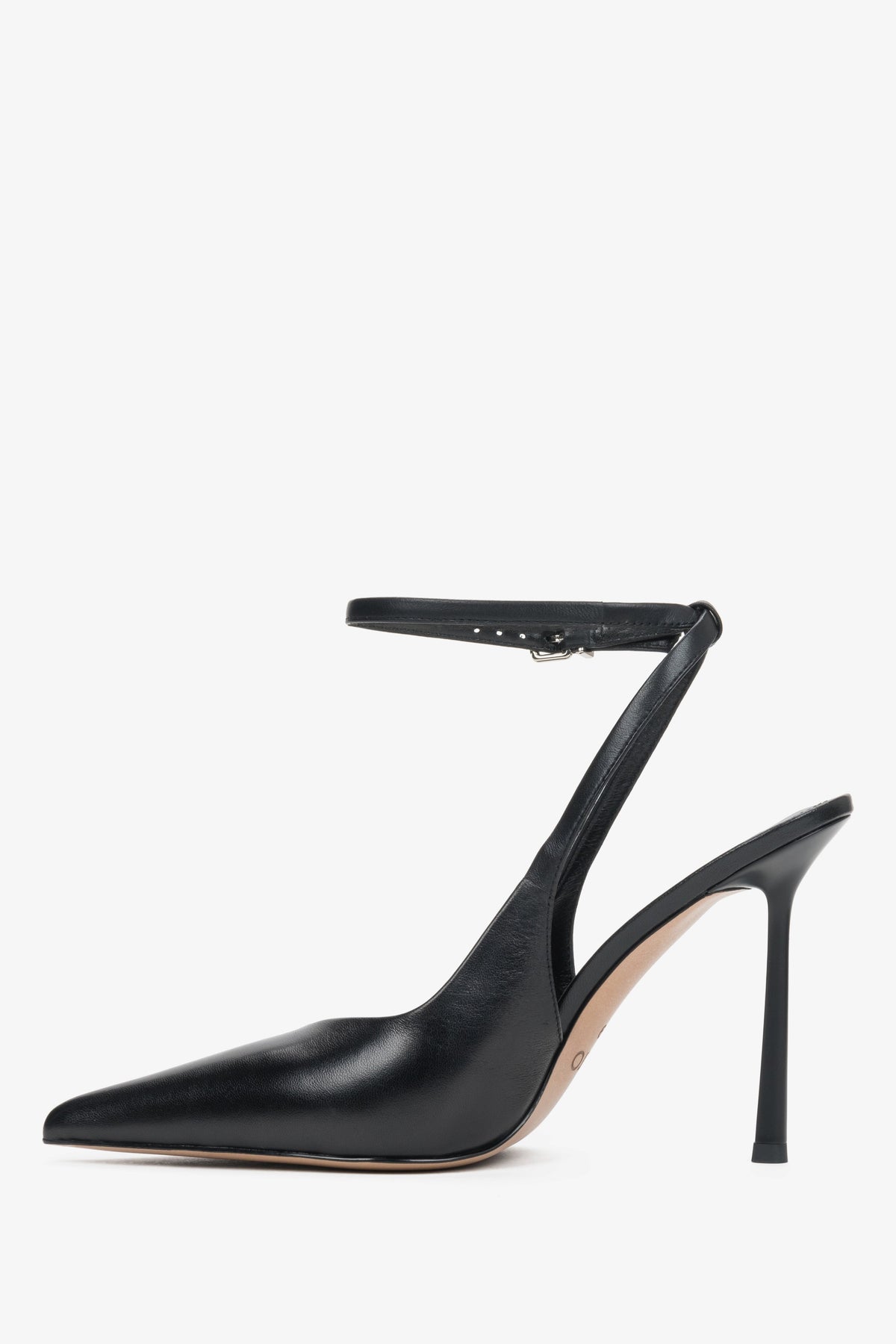 Linke Seitenansicht der eleganten schwarzen Stiletto-Pumps mit spitzer Kappe von Estro.