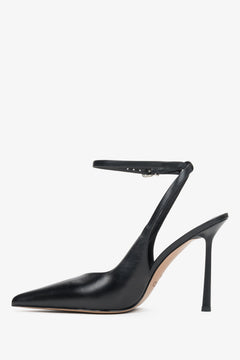 Linke Seitenansicht der eleganten schwarzen Stiletto-Pumps mit spitzer Kappe von Estro.