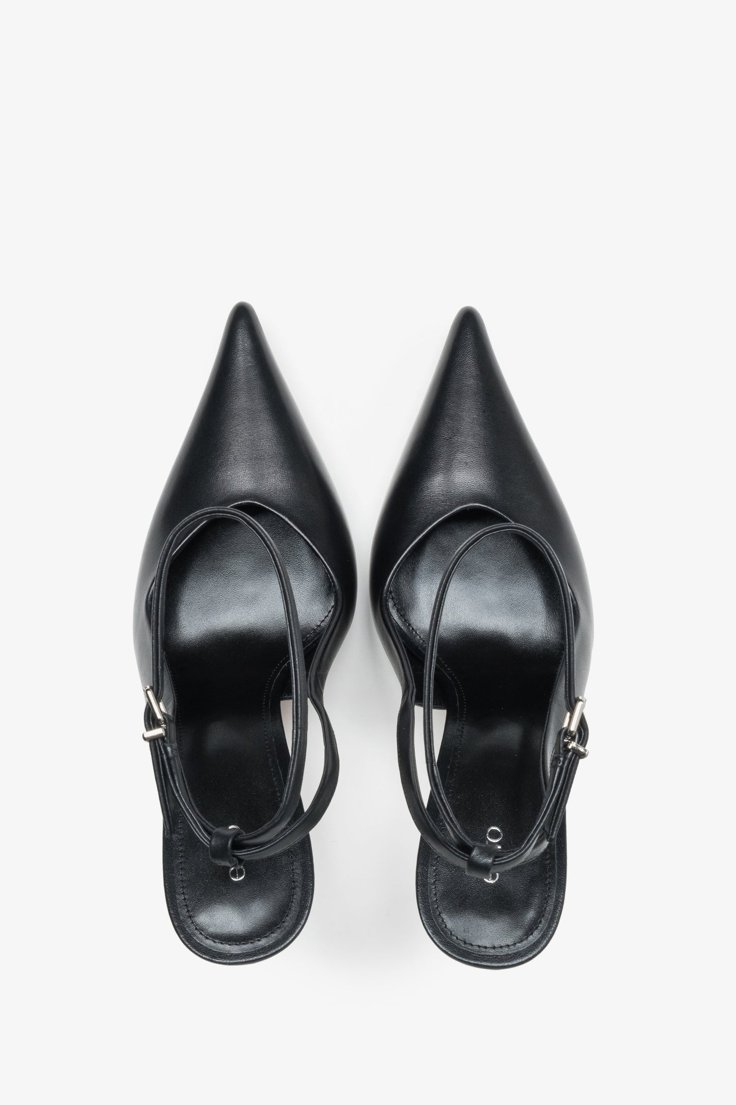 Draufsicht auf das Paar schwarzer Damen-Slingbacks aus echtem Leder.