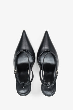 Draufsicht auf das Paar schwarzer Damen-Slingbacks aus echtem Leder.