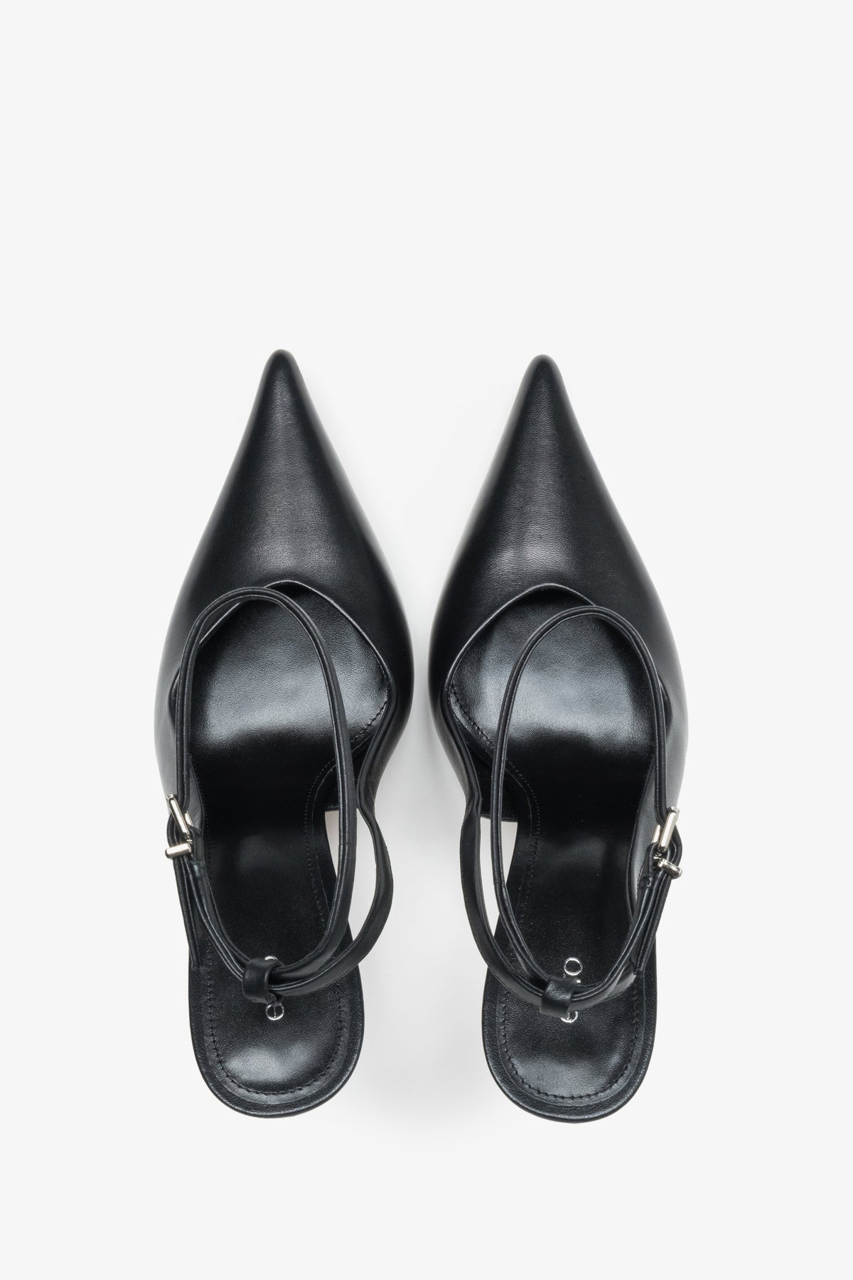 Draufsicht auf das Paar schwarzer Damen-Slingbacks aus echtem Leder.