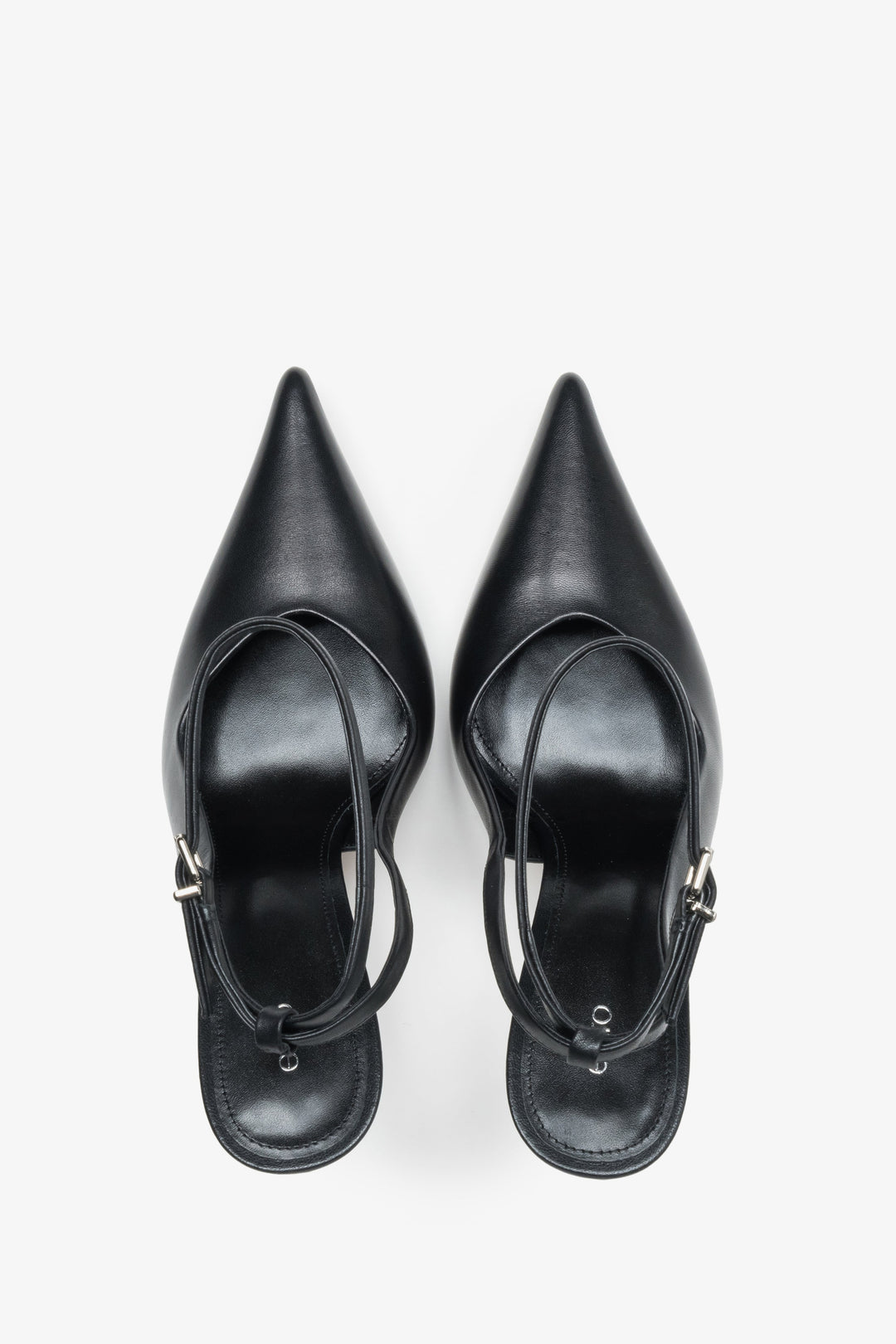 Draufsicht auf das Paar schwarzer Damen-Slingbacks aus echtem Leder.