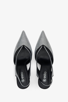 Blick von oben auf das Paar schwarzer Slingback-Pumps mit Echtleder-Futter