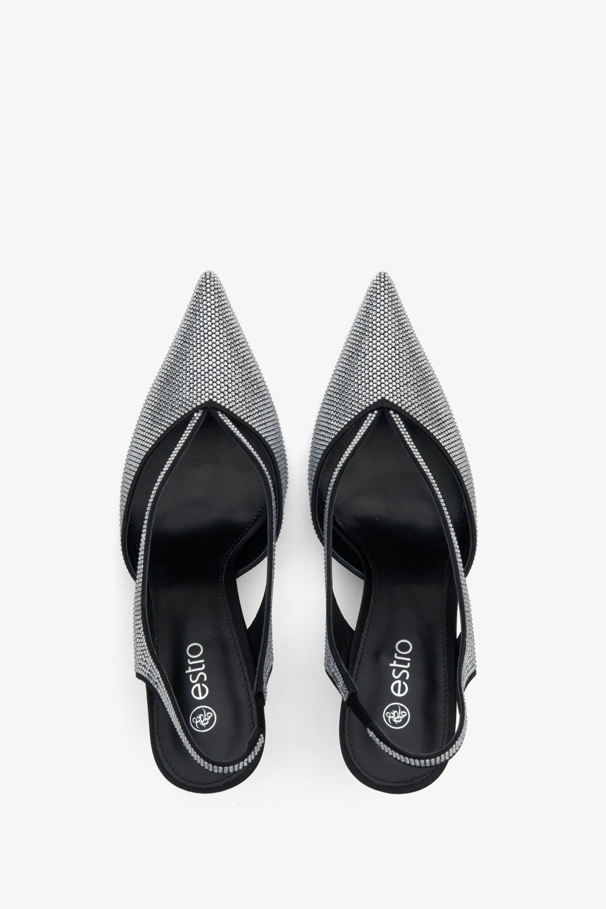 Blick von oben auf das Paar schwarzer Slingback-Pumps mit Echtleder-Futter