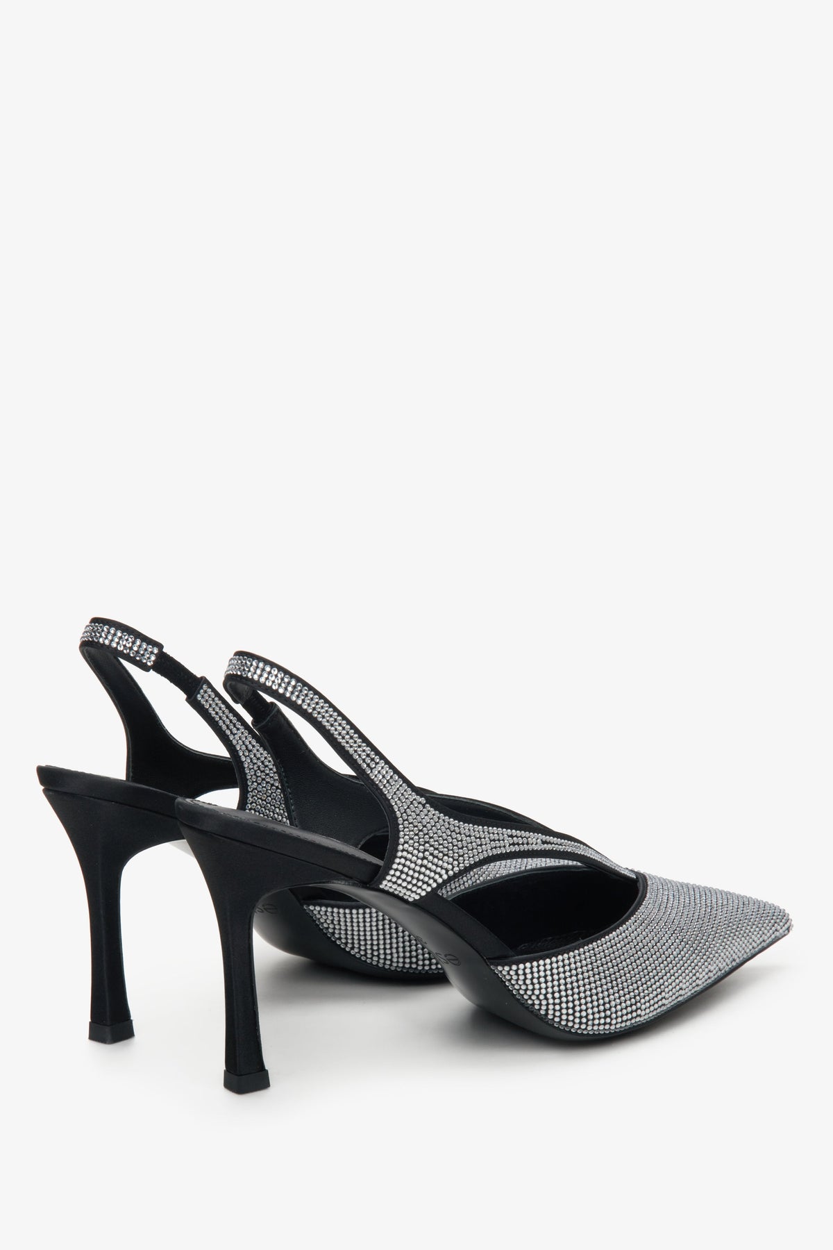 Schräge Ansicht von hinten auf den Slingback-Riemen und den hohen Absatz