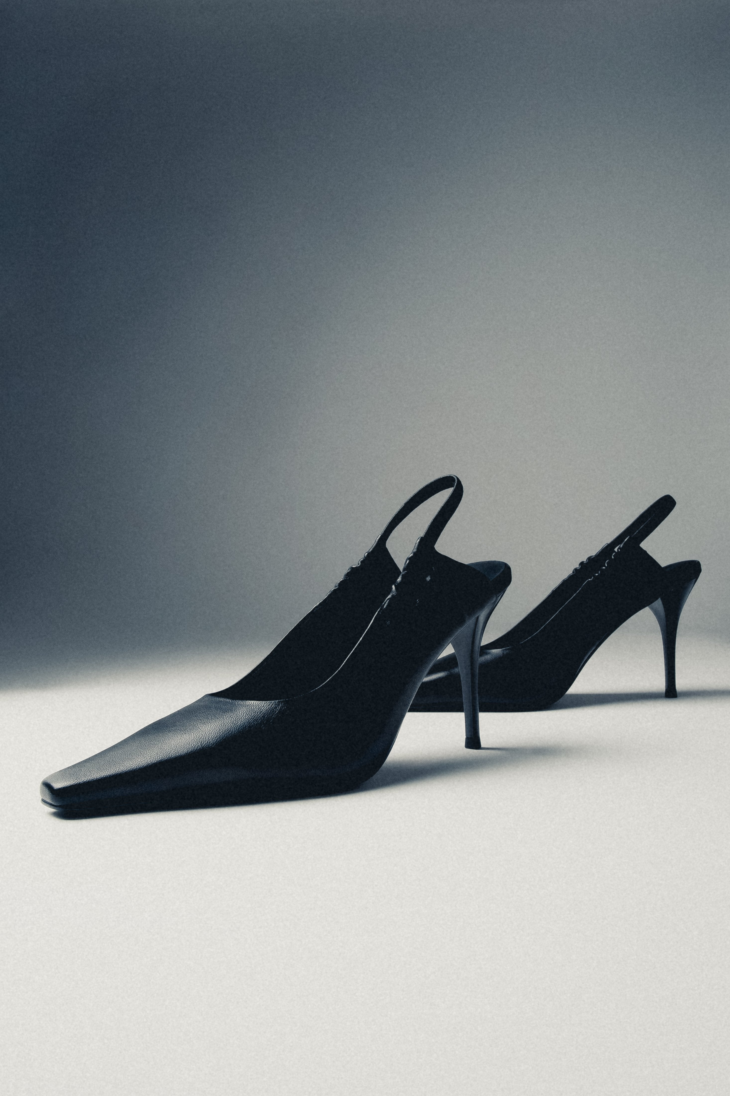 Schräge Ansicht der schwarzen Damen-Slingback-Pumps aus Echtleder.