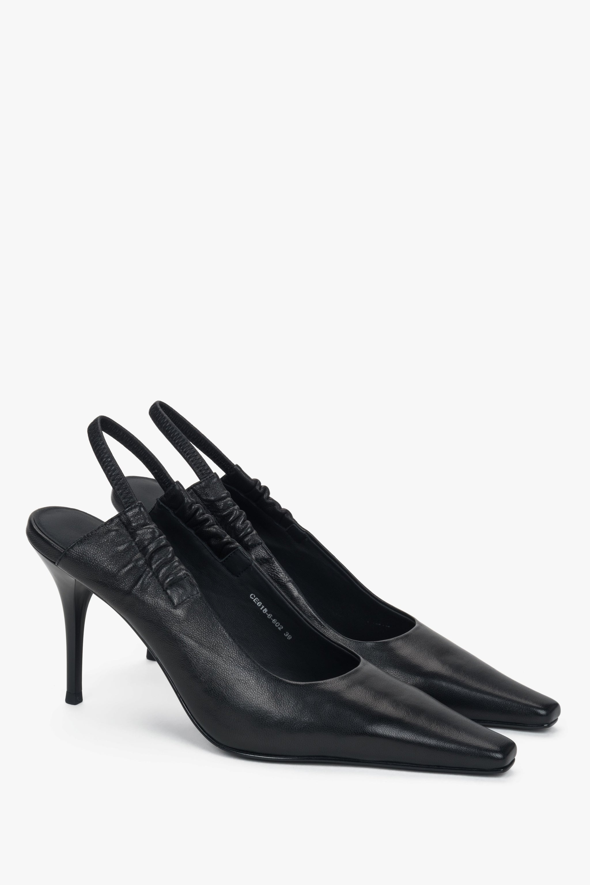 Profilansicht der eleganten Slingback-Pumps in Schwarz.