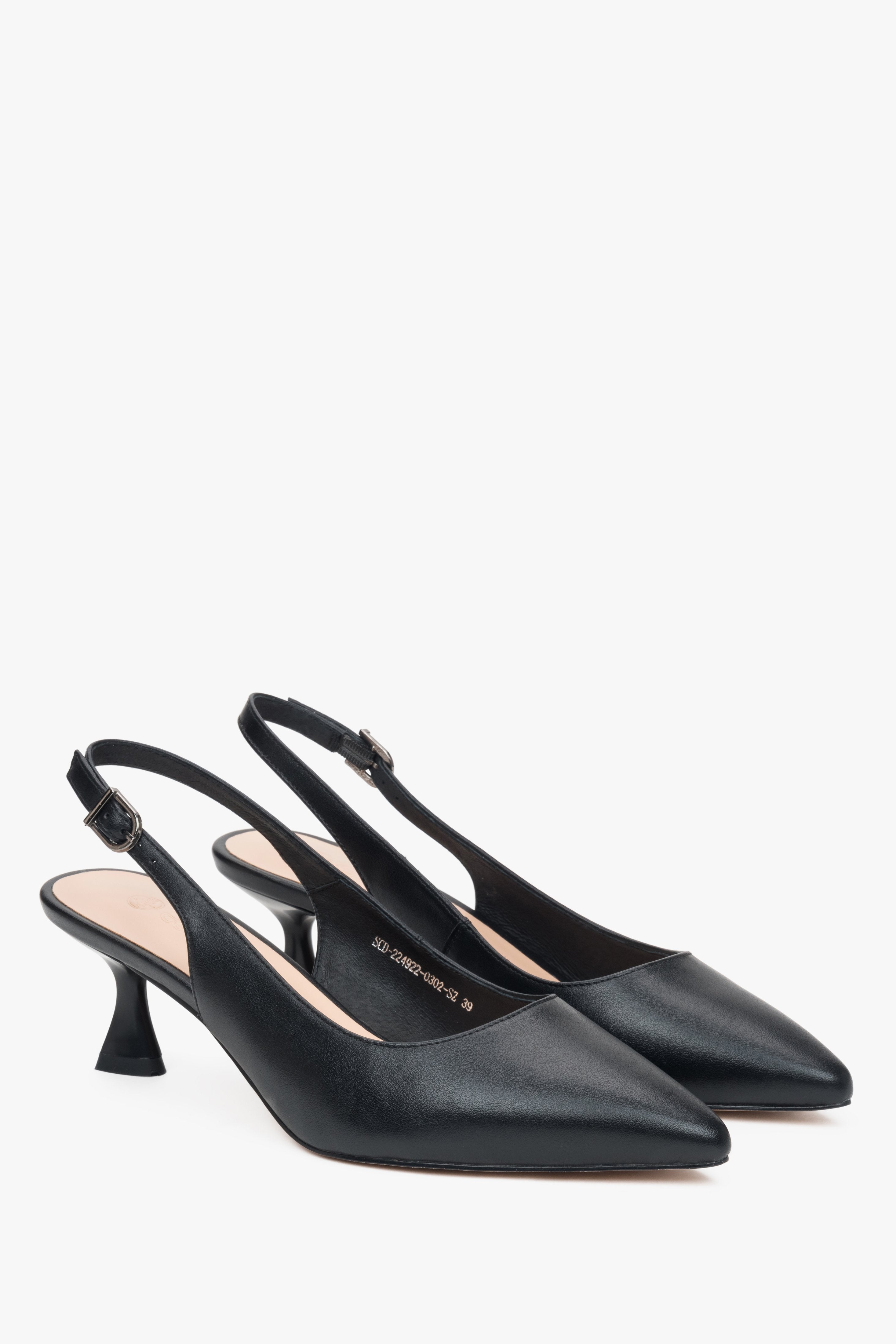 Schräge Ansicht der schwarzen Damen-Slingpumps aus weichem Echtleder mit Trichterabsatz.