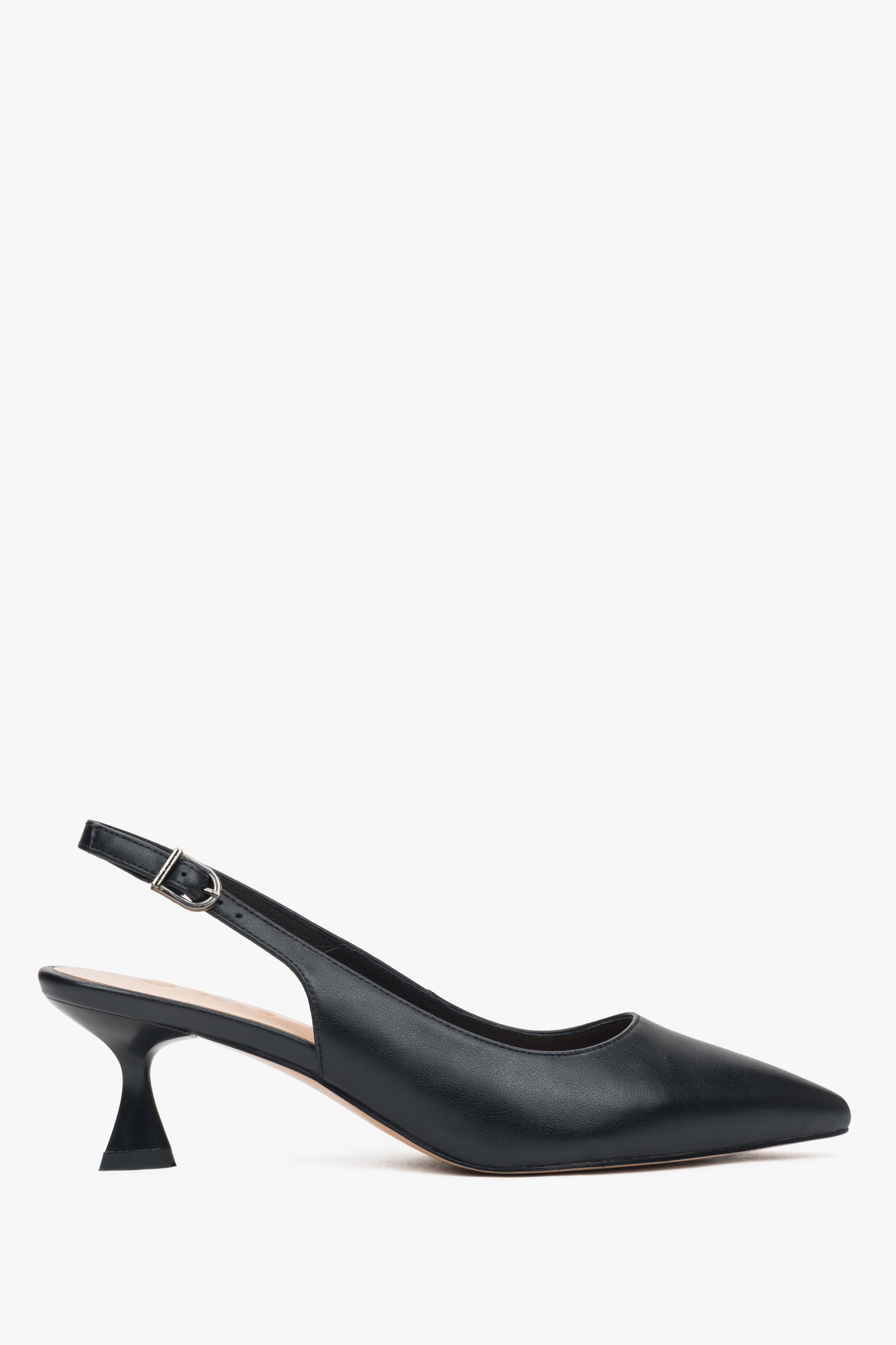 Profilansicht des eleganten schwarzen Slingpumps mit spitzer Zehenpartie.