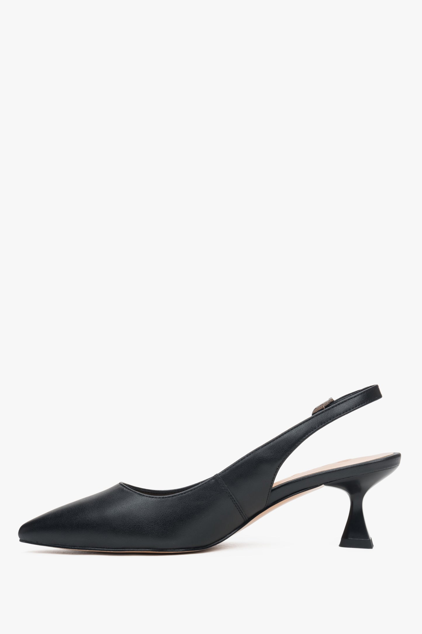 Seitenansicht des schwarzen Damen-Pumps mit offener Ferse und feiner Schnalle.