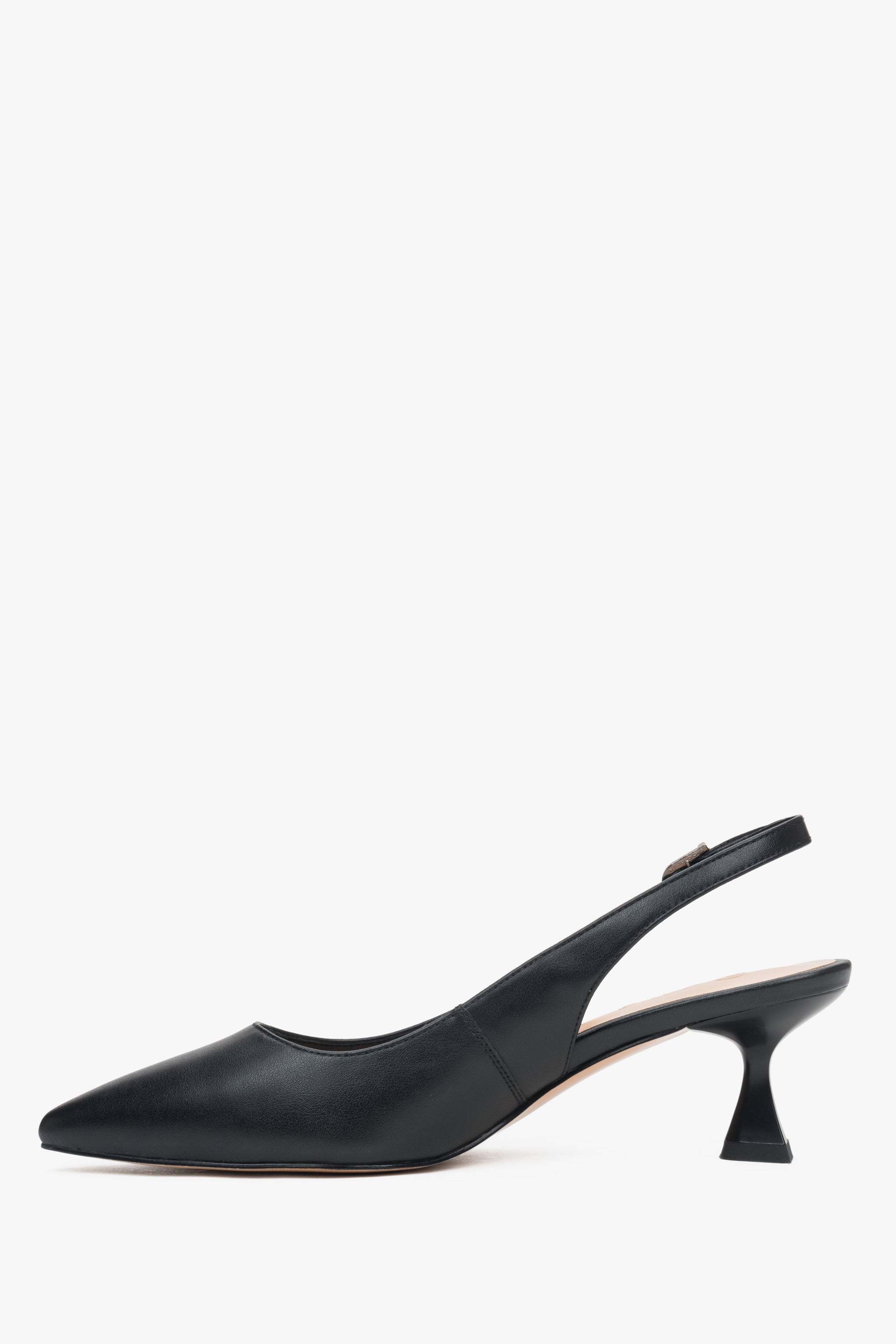 Seitenansicht des schwarzen Damen-Pumps mit offener Ferse und feiner Schnalle.