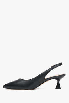 Seitenansicht des schwarzen Damen-Pumps mit offener Ferse und feiner Schnalle.